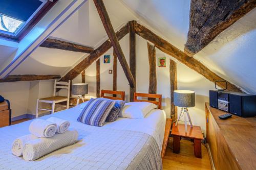 a bedroom with a bed with towels on it at Le Saint Salomon - Appartement Duplex in Vannes