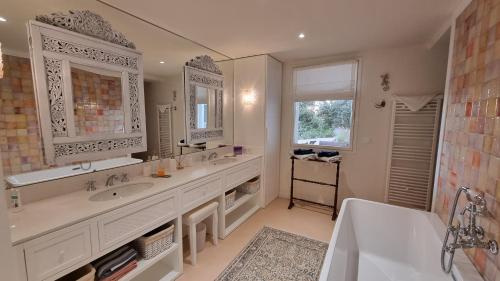 a large bathroom with two sinks and a tub at Villa Nymphée in Vaison-la-Romaine