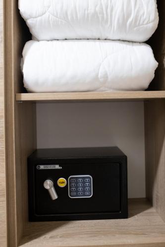 a microwave on a shelf next to a mattress at Hotel Olanesti & Spa Medical in Băile Olăneşti