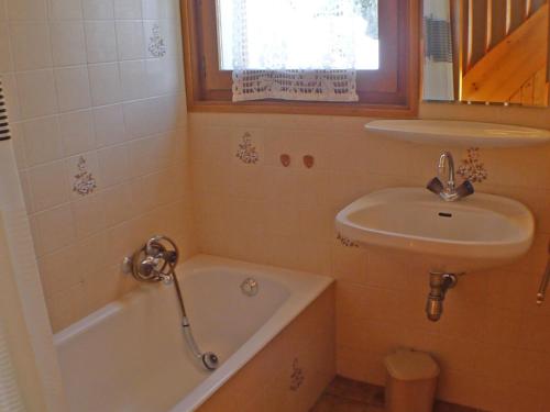 La salle de bains est pourvue d'un lavabo, d'une baignoire et de toilettes. dans l'établissement Appartement ensoleillé avec balcon, animaux admis, proche du centre de Samoëns - FR-1-629-24, à Samoëns