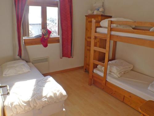 a room with two bunk beds and a window at Appartement Samoëns, 3 pièces, 6 personnes - FR-1-629-17 in Samoëns