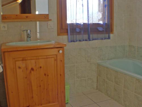 a bathroom with a sink and a bath tub at Appartement Samoëns, 3 pièces, 6 personnes - FR-1-629-17 in Samoëns