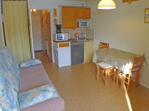 un salon avec une cuisine et une table et des chaises dans l'établissement Studio cosy au centre de Samoëns avec parking privatif - FR-1-629-118, à Samoëns