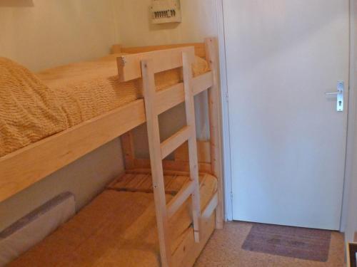 - un lit superposé avec une échelle dans une chambre dans l'établissement Studio cosy au centre de Samoëns avec parking privatif - FR-1-629-118, à Samoëns