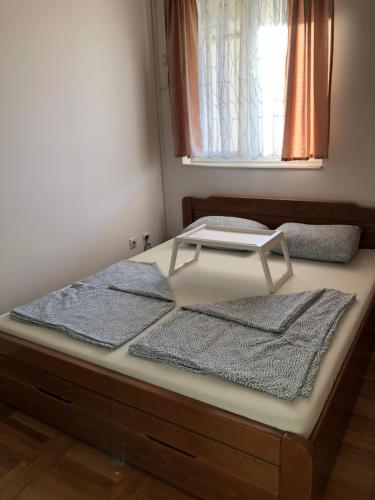 a bed with three towels sitting on top of it at Apartman Zelenika in Banja Koviljača