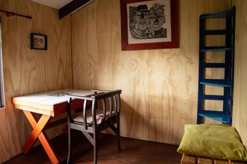 フタレウフにあるAzuritaの木製テーブルとはしご付きの部屋