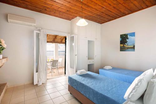 sypialnia z 2 łóżkami i widokiem na ocean w obiekcie Nissaki Sea View 202 w Nisaki