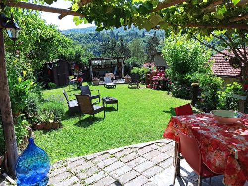 a garden with chairs and a table and a table and chairs at B&B Va...lentina in Piavata