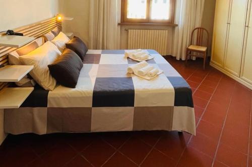 Una cama grande con una manta blanca y negra. en [TERME] CASA IN STILE CLASSICO IN TOSCANA CON TERRAZZO, en Montecatini Terme