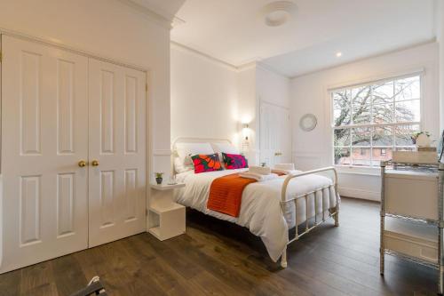 Postel nebo postele na pokoji v ubytování Host & Stay - All Saints Green Cottage