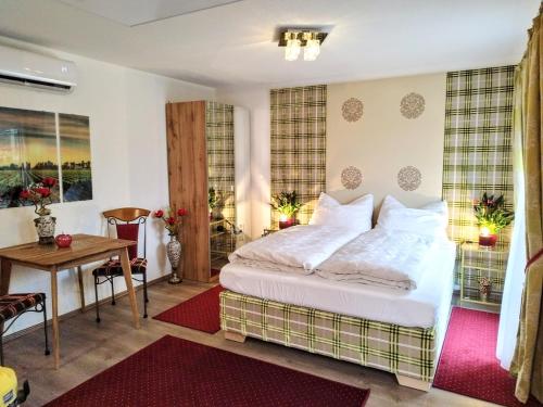 a hotel room with a bed and a table and a desk at Tinyhouses am Neusiedlersee in Fertőrákos