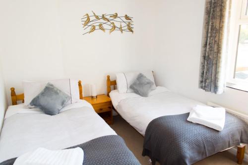 A bed or beds in a room at Quayside Cottage - Norfolk Holiday Properties