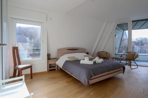 une chambre avec un lit avec deux ours en peluche dessus dans l'établissement Le nid du lac d'Annecy, à Annecy