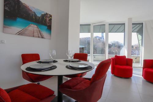 une salle à manger avec une table et des chaises rouges dans l'établissement Le nid du lac d'Annecy, à Annecy