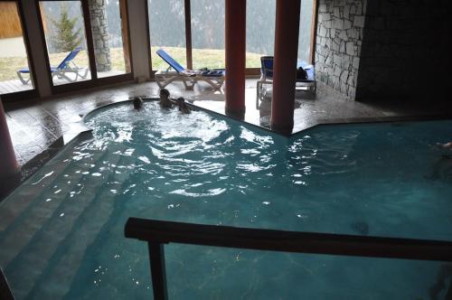 Der Swimmingpool an oder in der Nähe von Appartment Peisey Les Arcs 6-8 pers comfort cosy pool sauna 50 meter from piste