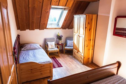 Habitación pequeña con cama y ventana en River Cottage Bešeňová en Bešeňová