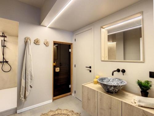 a bathroom with a sink and a mirror at Vakantiewoning De Gavers in Geraardsbergen
