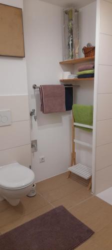 a bathroom with a toilet and some towels at Apartment Zettler in Buxheim