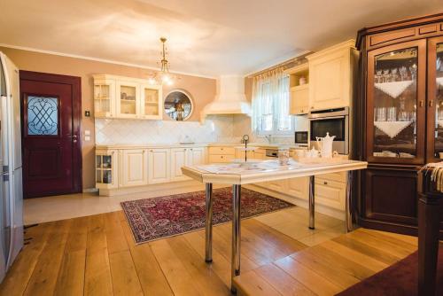 Dapur atau dapur kecil di Ολοκληρη Βιλα Xrisafis