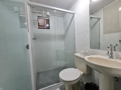 塔瓜汀加Hotel Supreme - Pistão Sul - Próximo ao Taguatinga Shopping的带淋浴、马桶和水槽的浴室