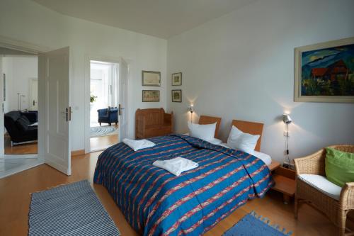 - une chambre dotée d'un lit avec une couverture rayée bleue et blanche dans l'établissement Villa Cremona Ferienwohnung 1, à Bansin