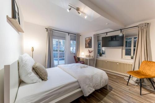 ein Schlafzimmer mit einem weißen Bett und einem Fenster in der Unterkunft Altstadt pur im Herzen Marburgs in Marburg an der Lahn