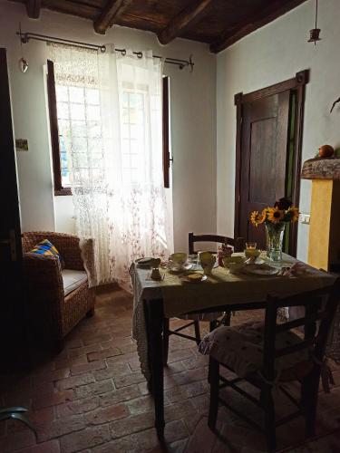 a living room with a table and a window at B&B Va...lentina in Piavata