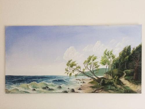 une peinture d'une plage avec l'océan dans l'établissement Gemütliche 2 Zi-FeWo mit Terrasse, Strandnähe, WIFI, à Breege
