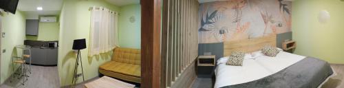 2 fotos de un dormitorio con 1 cama en una habitación en Hostal Platerías, en León