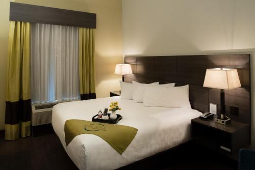 Postel nebo postele na pokoji v ubytování Malana Hotels & Suites