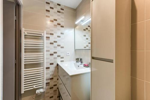 une petite salle de bain avec un lavabo et un miroir dans l'établissement Saint-Cyprien Plage, à Saint Cyprien Plage