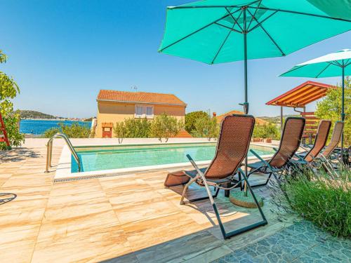 Bazén v ubytovaní Holiday Home Happy Holiday alebo v jeho blízkosti