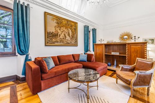 ein Wohnzimmer mit einem Sofa und einem Tisch in der Unterkunft Château du Châtelard in Montreux