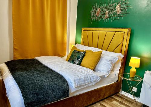 uma cama com almofadas amarelas e brancas num quarto em Spacious 1 bedroom apartment in the best location in Manchester City Centre em Manchester