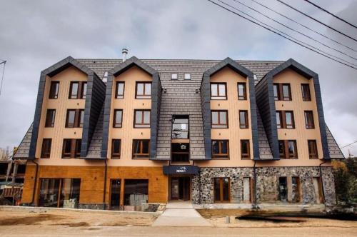 een groot appartementencomplex met een grijs dak bij Divčinova 15 in Valjevo