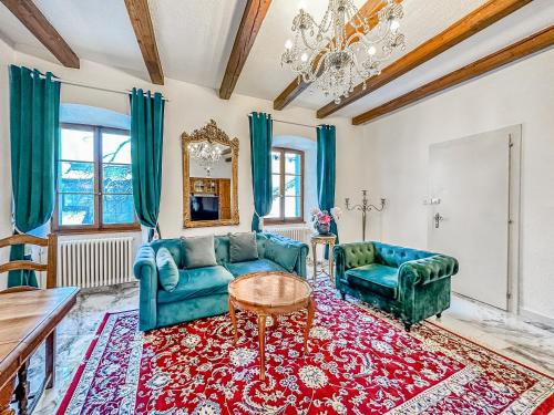 uma sala de estar com dois sofás azuis e uma mesa em Château du Châtelard | Unique Apartment em Montreux