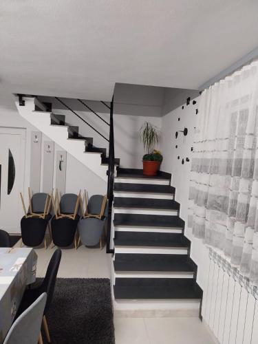 un escalier dans une pièce avec des chaises dans l'établissement Casa Balan, à Câmpulung Moldovenesc