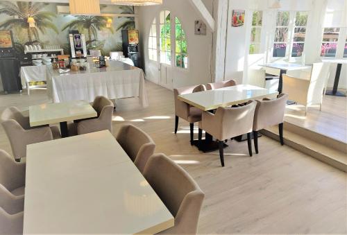 Posezení v ubytování Les Jardins de Bormes, hôtel adult only avec sauna & jacuzzi