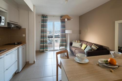 Les appartements de l'Helios - Ile des Embiezにあるキッチンまたは簡易キッチン