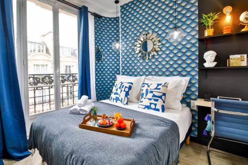 Un dormitorio con una cama con una bandeja de fruta. en Apartments WS Tour Eiffel - Laos en París