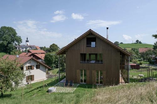 uma casa a ser construída num campo em Chalets Lara & Louise em Rieden