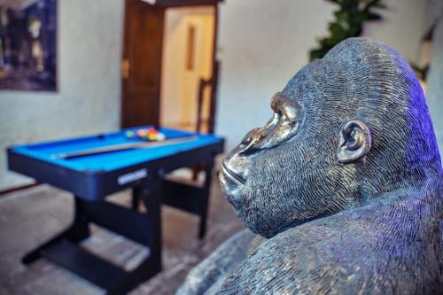 那慕爾的住宿－Fermette du volcan，一张带台球桌的沙发雕像