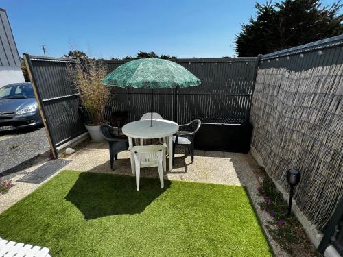 Ein Garten an der Unterkunft Studio Trégastel plage à 20 mètres