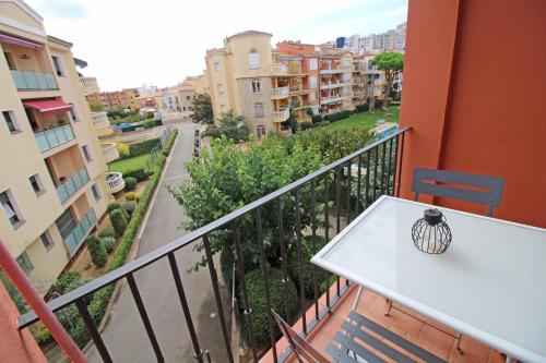 einen Balkon mit einem Tisch und Straßenblick in der Unterkunft Apart-rent Apartamento Gran reserva 0068 in Empuriabrava