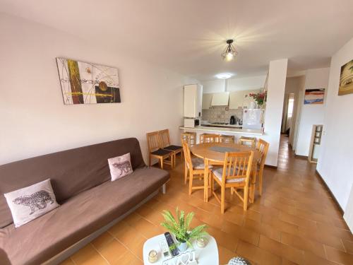 ein Wohnzimmer mit einem Sofa und einem Tisch in der Unterkunft Apart-rent Apartamento Gran reserva 0068 in Empuriabrava