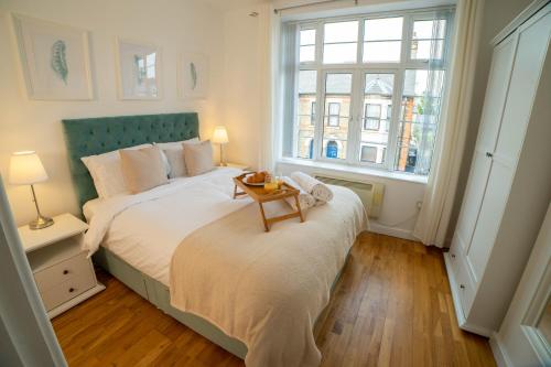 Un dormitorio con una cama grande y una mesa. en Vibrant City Centre - KING Bed, Entire Apartment, en Cambridge