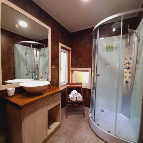 a bathroom with a sink and a shower at Estación Benedicto in Manzanar