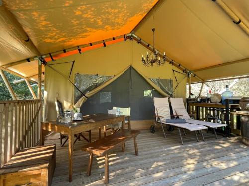ein Zelt mit einem Tisch und Stühlen in der Unterkunft GIFFORD private Island GLAMPING boat ride included in Mahone Bay
