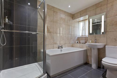 Un baño con ducha, inodoro y lavabo. en No 6 The Forge Coniston, en Coniston