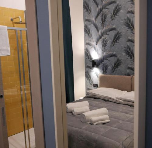 - un miroir dans une chambre avec un lit dans l'établissement Palazzo Ferrara 1952, à Naples